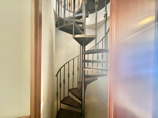 ESCALERAS HACIA 2º PLANTA
